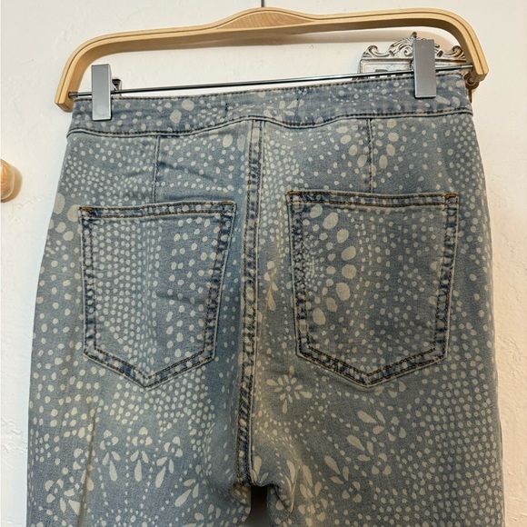 FREE PEOPLE FLOAT ON BELL BOTTOMS SZ 26 light blue batik print EUC - Picture 6 of 8